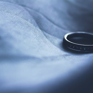 A single wedding ring alone, symbolising divorce problem astrology guidance